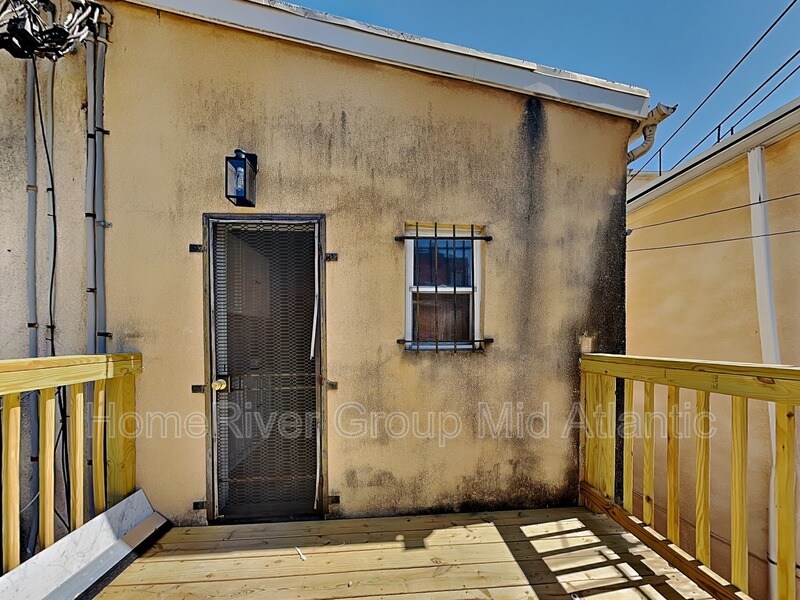 Building Photo - 702 Dolphin St
