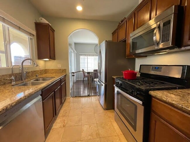 Building Photo - Rent Special - 2 weeks free rent!! 3 bedro...