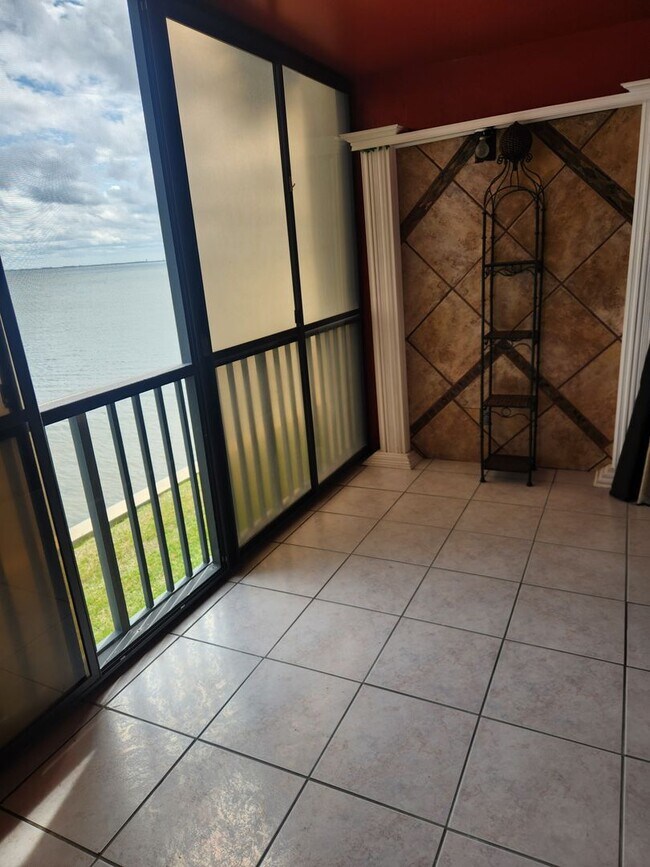 Building Photo - Waterfront 2 bedroom 2 Bath