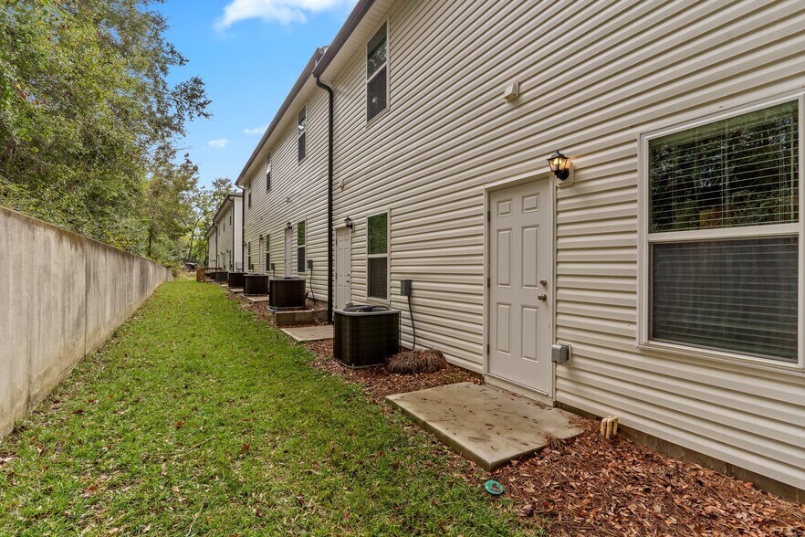 Building Photo - 2217 Del Carmel Way