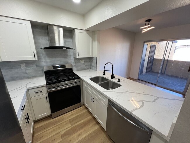 Building Photo - 1534 Hialeah Dr