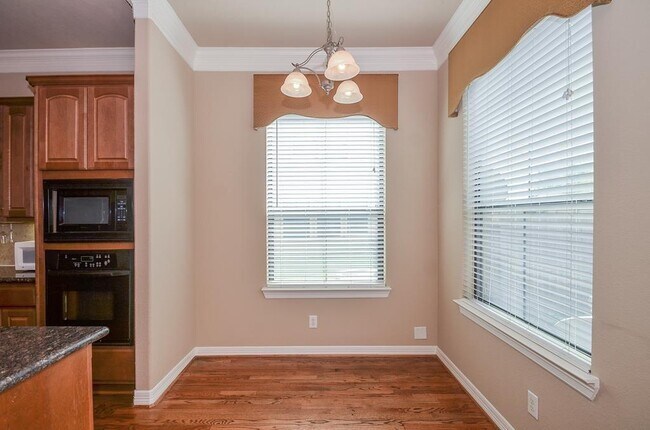 Building Photo - 3042 Royal Oaks Crest