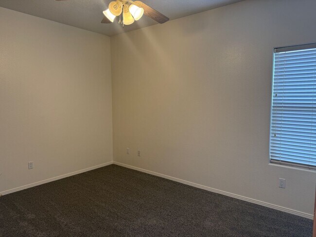 Building Photo - Location, Location!  3 Br, 2 Ba, fireplace in living room, kitchen appliances