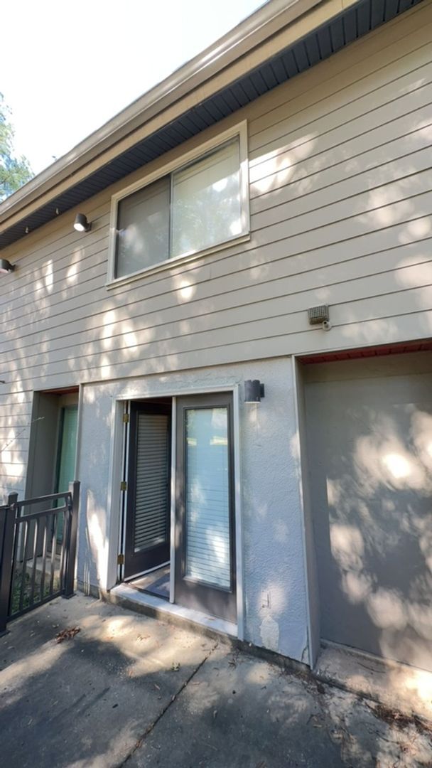 Building Photo - Germantown 2 story Townhome! Private Fence...