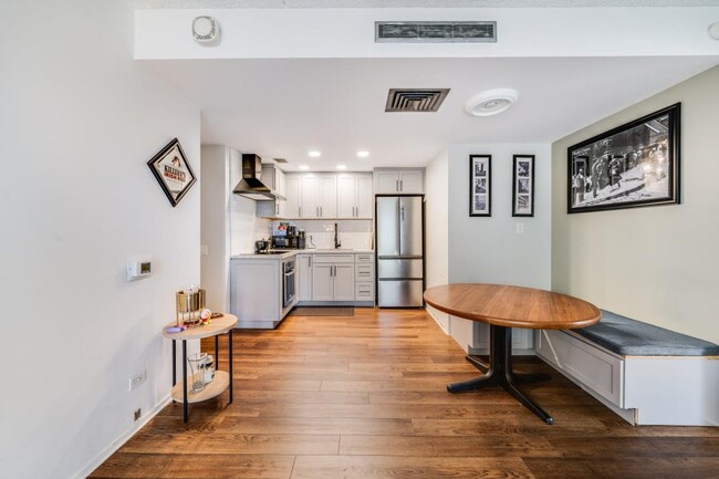 Building Photo - 2BED 2 BATH ALL UTILITIES INCLUDED DOWNTOW...