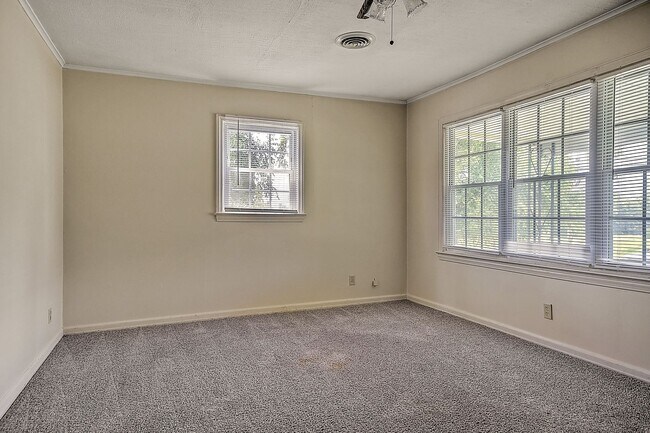 Building Photo - 2207 Buckingham Rd
