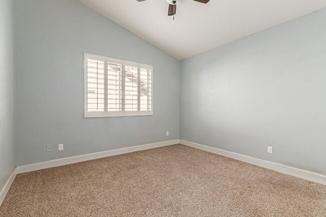 Building Photo - 4 bed 2 bath Stunner w/ Sparkling Pool