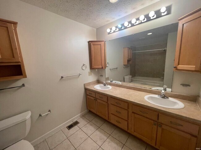 Building Photo - 1200 N Washington St