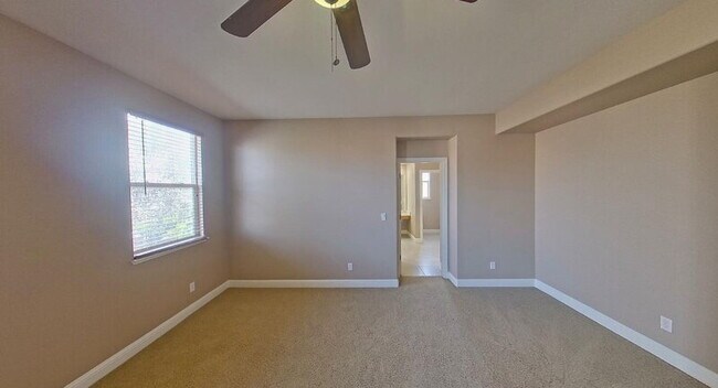 Building Photo - 1692 Woodhaven Cir