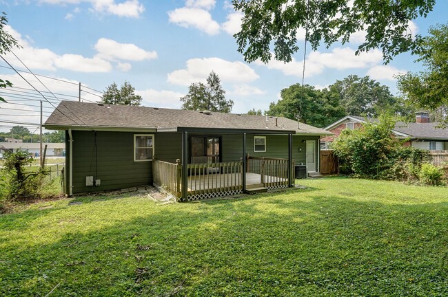 Building Photo - 530 S Weller Ave