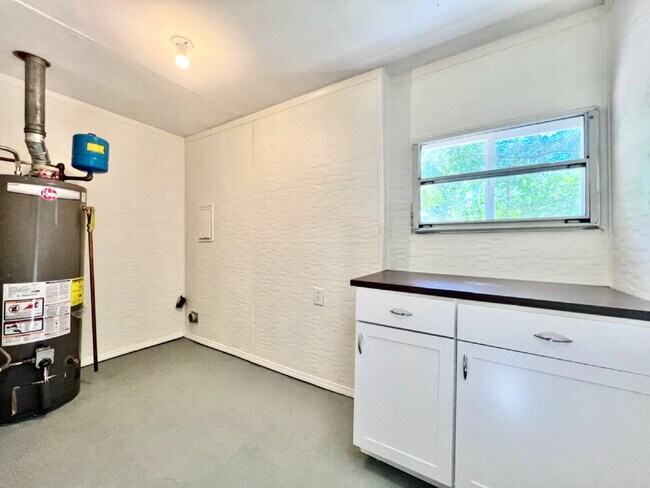 Building Photo - Updated Home in Convenient Location