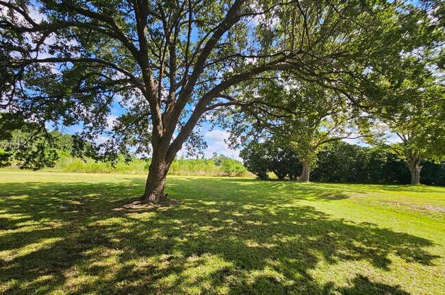 Building Photo - Exquisite 3-Bed, 3-Bath Country Retreat in...