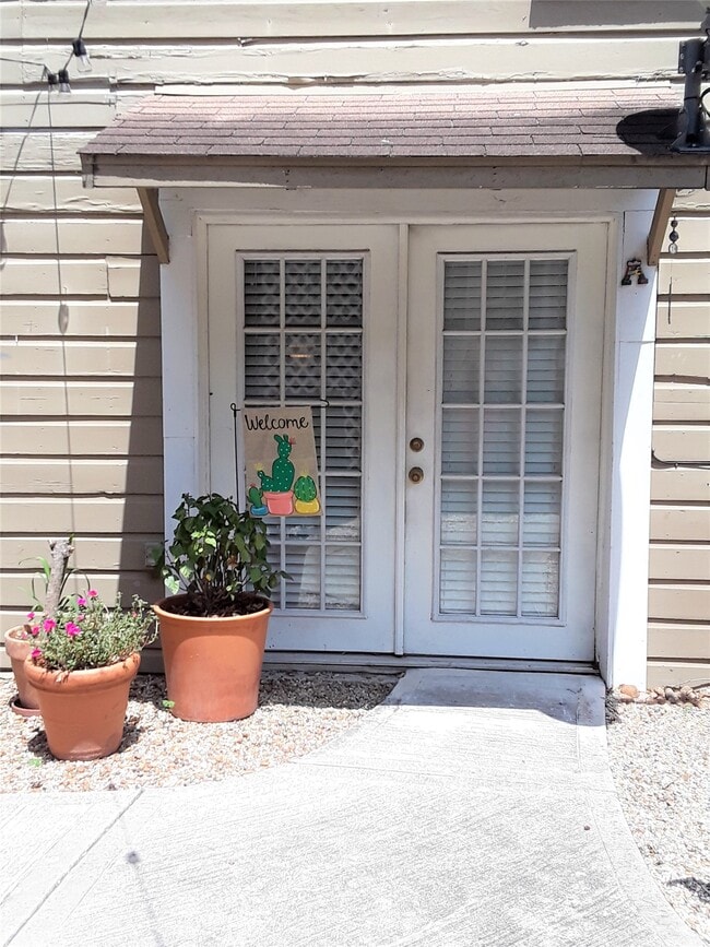 Building Photo - 1030 W Melwood St