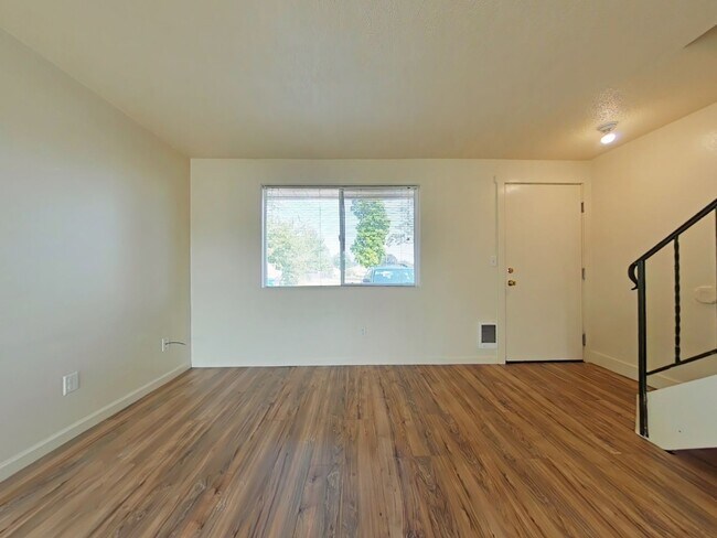 Building Photo - 2 Bedroom Apartment ~ Centrally Located ~ Philomath