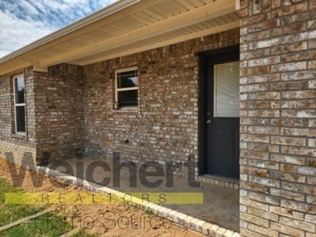Building Photo - 4 bedroom, 2 bath home