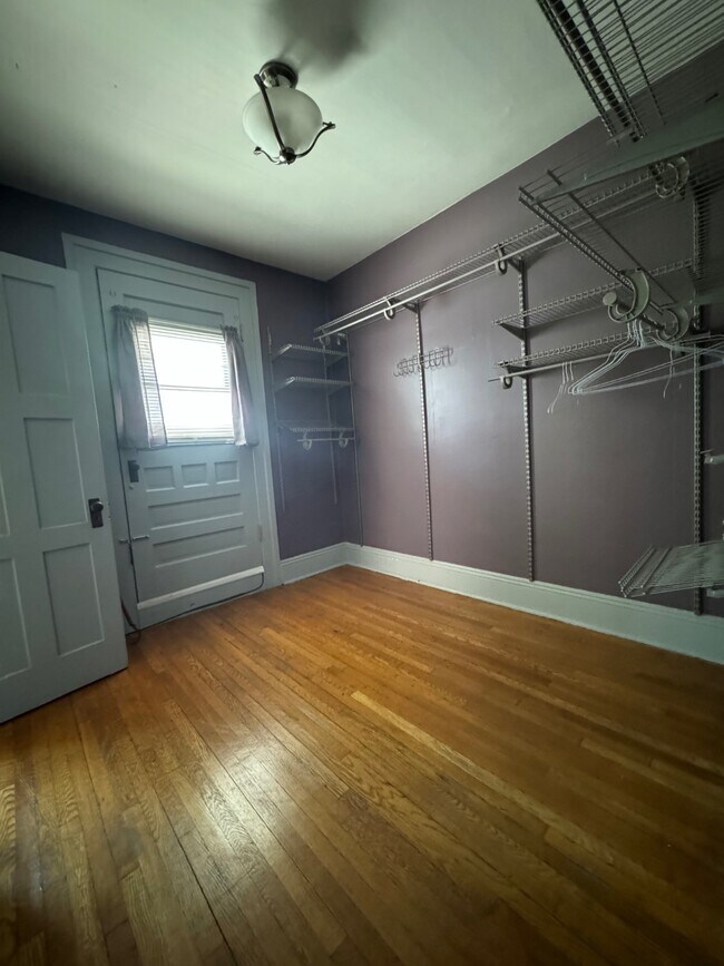 Building Photo - 562 5th Ave