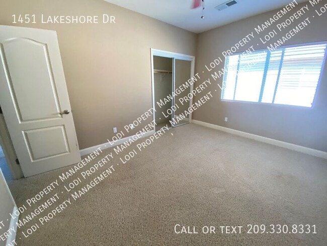 Building Photo - 1451 Lakeshore Dr