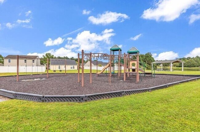 Building Photo - Charming 3BR/2BA Home on Expansive Lot in ...