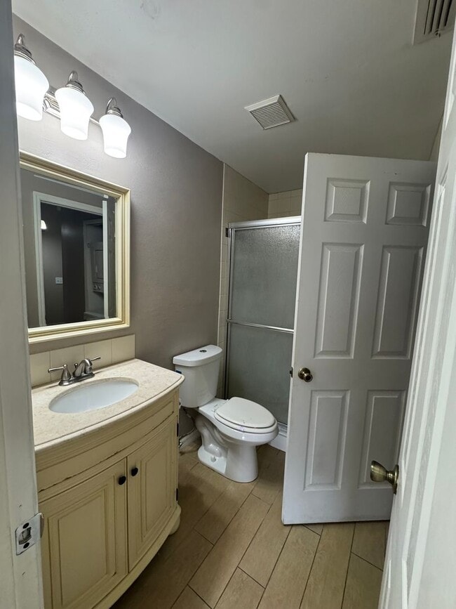 Building Photo - MOVE IN SPECIAL- Cozy 1 Bed/ 1 Bath in King Oak Villas