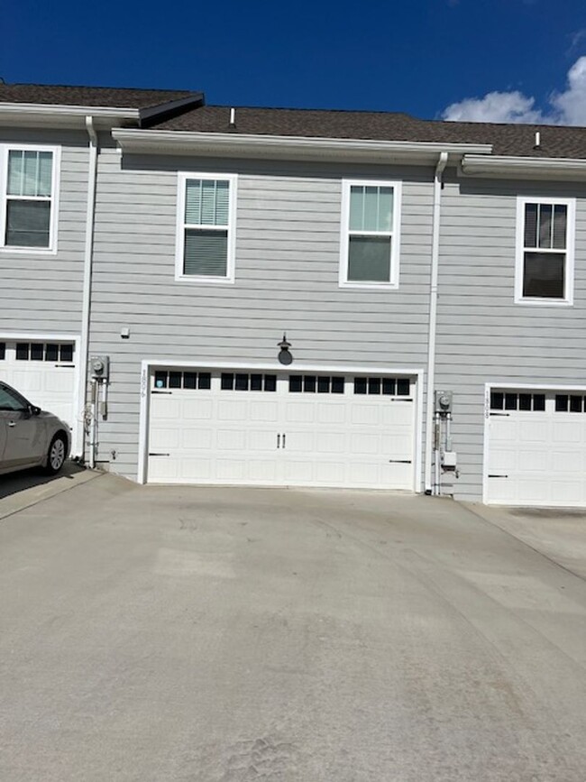 Building Photo - GORGEOUS TOWNHOME