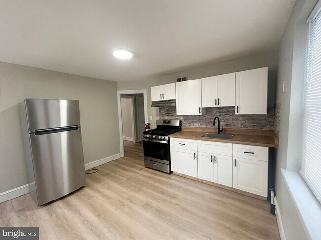 Building Photo - 1109 W James St