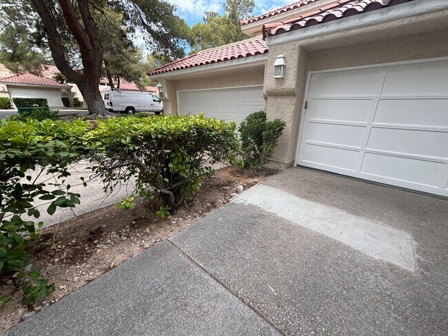 Building Photo - Beautiful 3 bed 2.5 bath townhouse in Spanish Trails!
