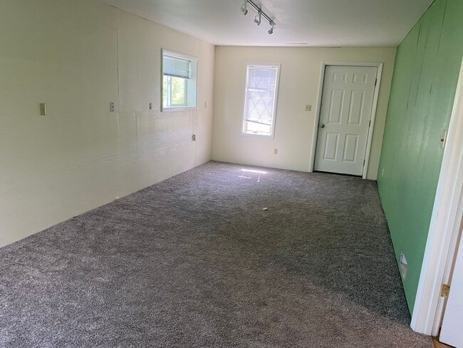 Building Photo - 4 bedroom, 2 bathroom Home off Spring Hill...