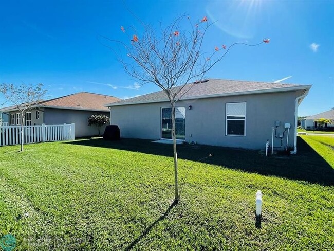 Building Photo - 787 SE 25th Dr