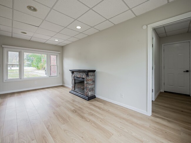 Building Photo - AVAILABLE NOW! Beautiful 3-Bedroom Waterfr...