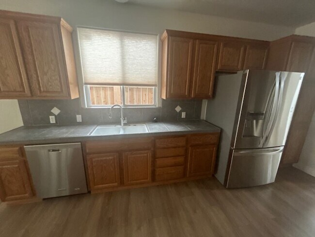 Building Photo - 4 Bedroom 2 Bathroom in SE Visalia with Po...