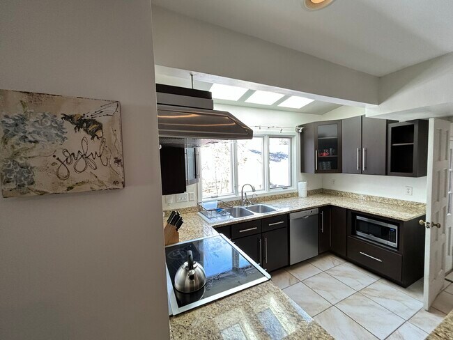 kitchen - 904 S Jordan Ave