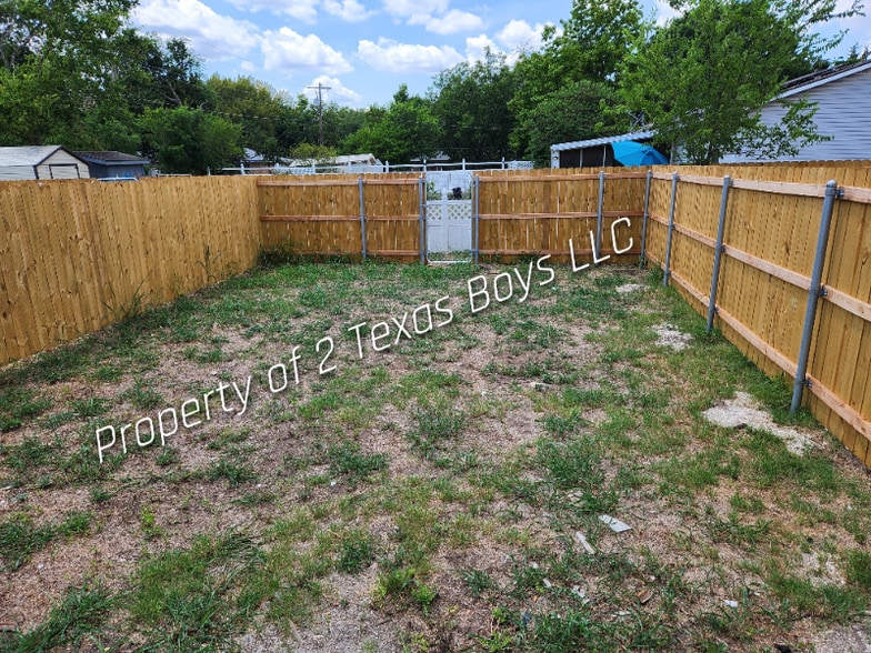 Building Photo - 101 N Pecan St