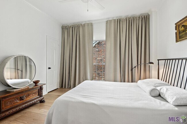 Building Photo - 7640 Lasalle Ave