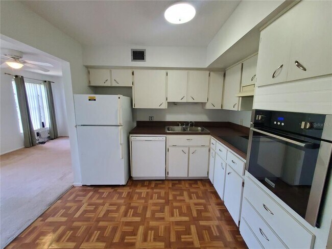 Building Photo - 2427 Rhodesian Dr