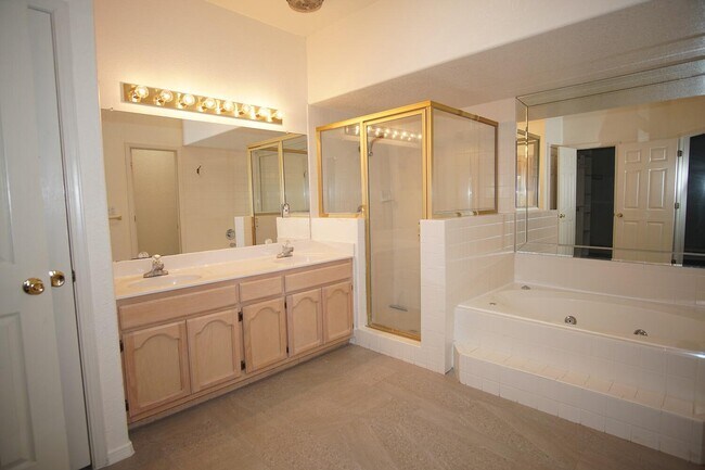 Building Photo - 6525 Brisa Del Mar Dr