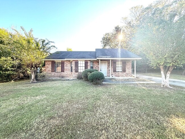 Primary Photo - ** 3 bed 2 bath located in Millbrook ** Ca...