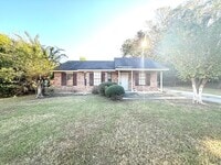 Building Photo - ** 3 bed 2 bath located in Millbrook ** Ca...