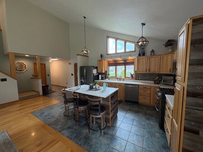 Building Photo - Large 4BR/2.5 BA Home w/ large yard & Central AC