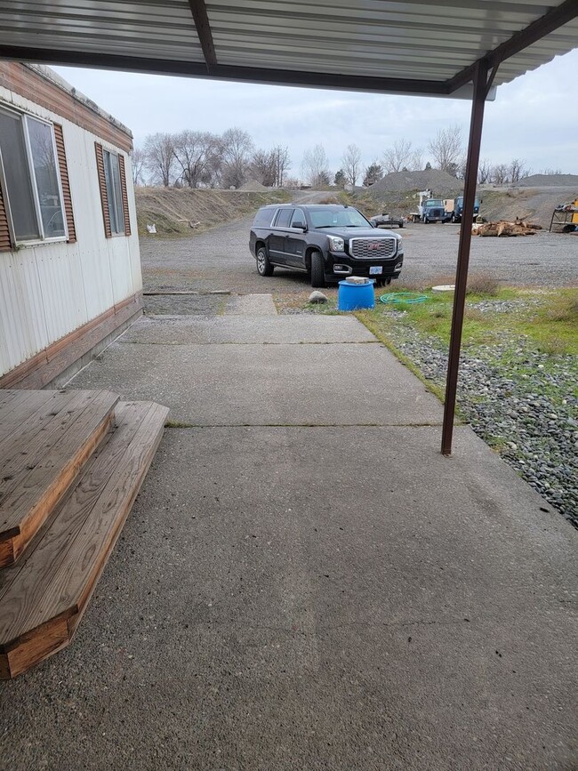 Building Photo - Small 2 bed MH