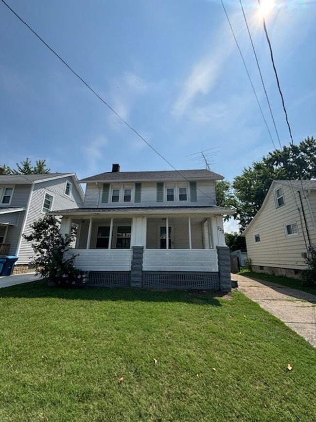 Primary Photo - Charming Three Bedroom home close to Lakev...
