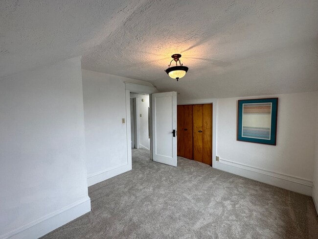 Building Photo - AVAILABLE NOW - 2 Bed 1.5 Bath Craftsman Home with Attached Garage & Office Space