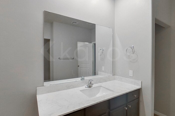 Building Photo - 721 St James Pl