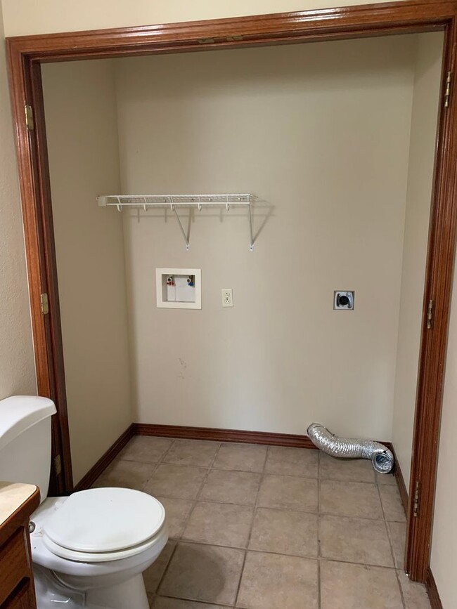 Building Photo - Beautiful 3 bedroom, 2 bathroom home with ...