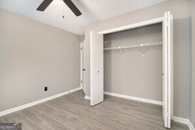 Building Photo - Like New! 2 bedroom 2 bathroom end unit condo! Must see!