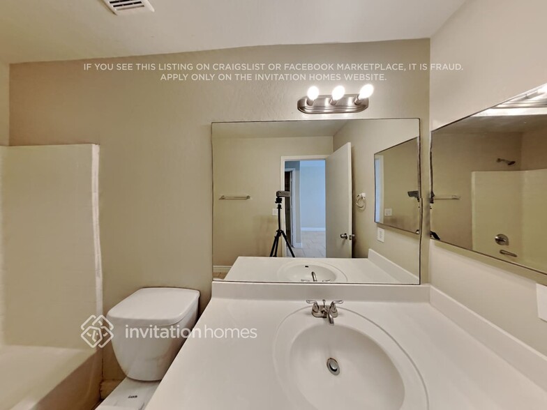 Building Photo - 5628 S 11th Dr