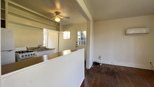 Building Photo - 3404 1/2 Grooms St-