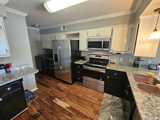 Building Photo - Lake front Condo