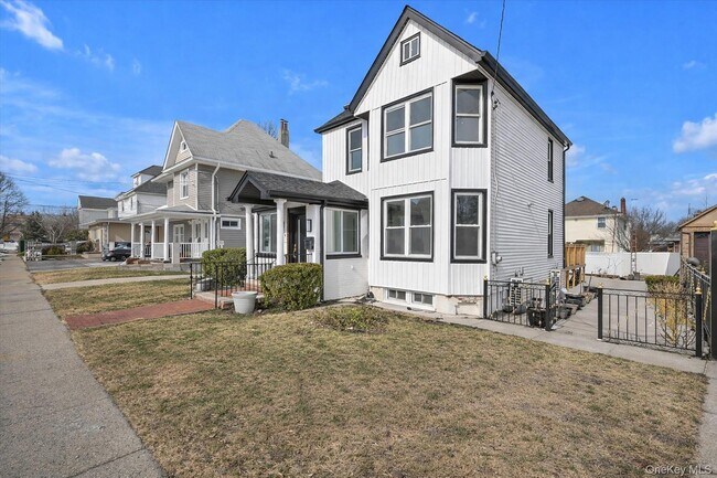 Building Photo - 154-25 13th Ave