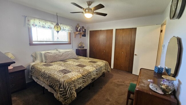 Building Photo - Losleben- House with large yard fully furnished Available Nov 1st - May 31st