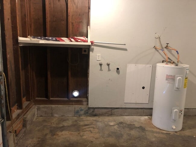 Building Photo - Freshly updated 2 bedroom 1 bathroom duplex with garage!